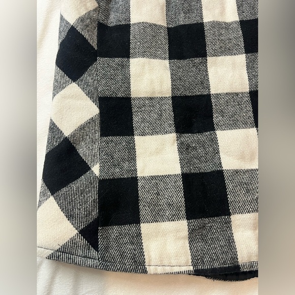 Maurices Women’s Black and White Plaid Quilted Vest with Pockets Size Large - Picture 8 of 15